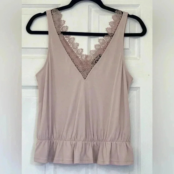 Express Women’s  lace V-Neck sleeveless ruffle hem Top Sz Small - Picture 2 of 9